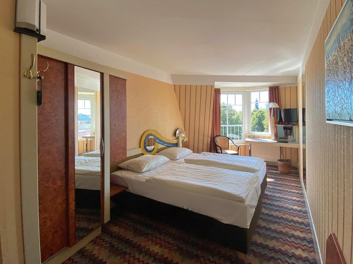 Zum Gruenen Turm Hotel Hohen Neuendorf Buitenkant foto