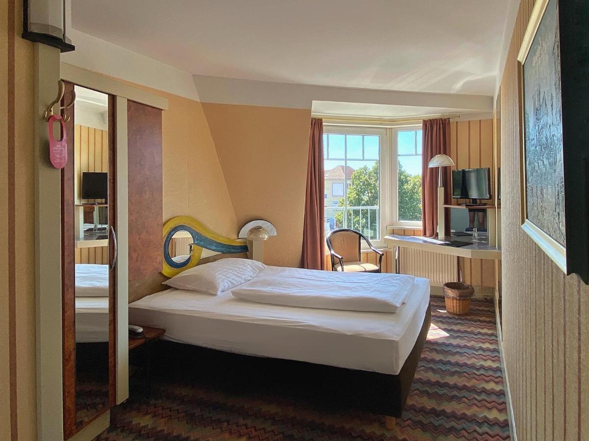 Zum Gruenen Turm Hotel Hohen Neuendorf Buitenkant foto
