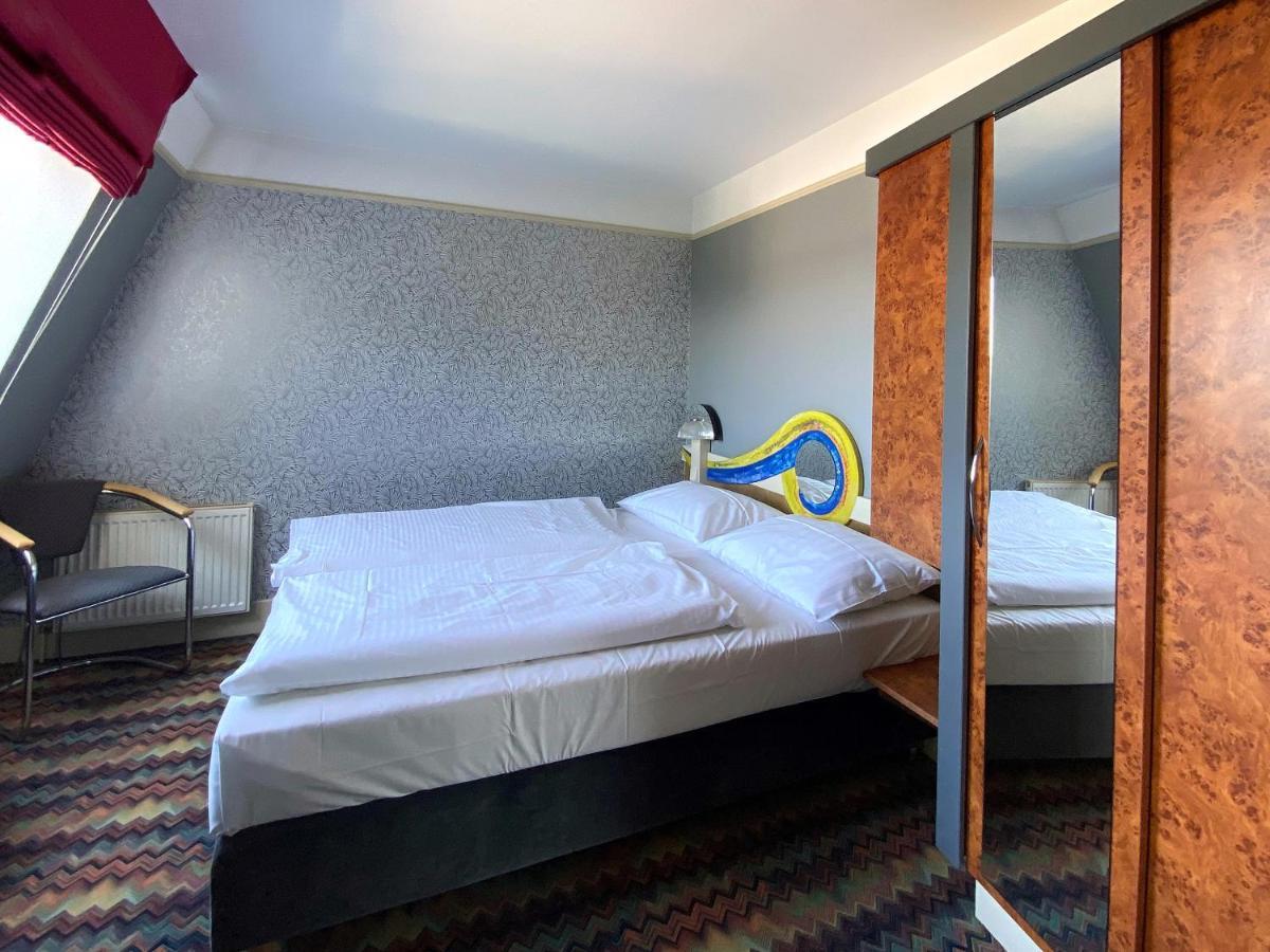 Zum Gruenen Turm Hotel Hohen Neuendorf Buitenkant foto